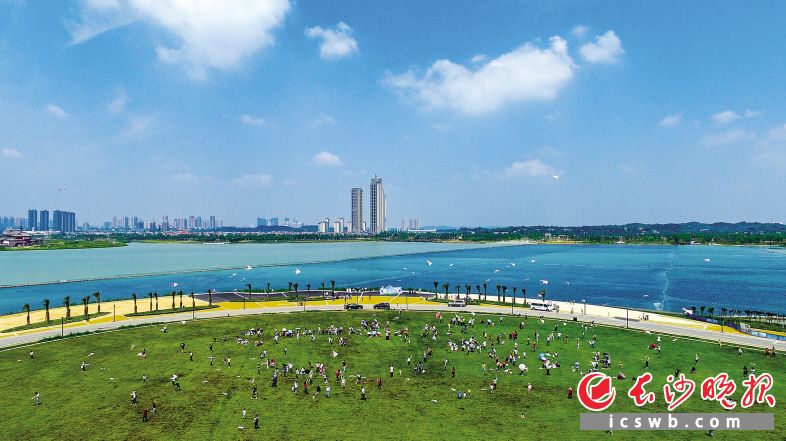 长沙县每年铺排的重点民生项目不少于100个,坚持将新增财力的80%用于普惠民生,百姓生活越来越幸福。图为美丽的松雅湖畔,市民们正在放风筝,放飞希望。肖毅 摄