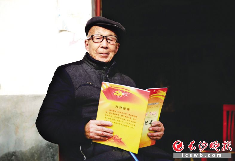 　　今年90岁的王金云已有63年的党龄，他经常早上坐在门前，晒着太阳读党章、记笔记。  章帝 摄