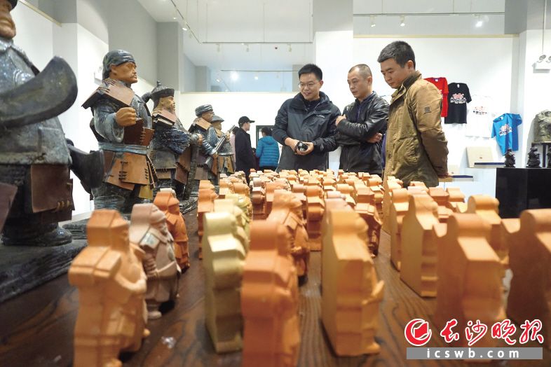 　　“湘军”系列陶艺作品首次亮相，游客在欣赏作品《五福将》。 蒋盈桂 摄