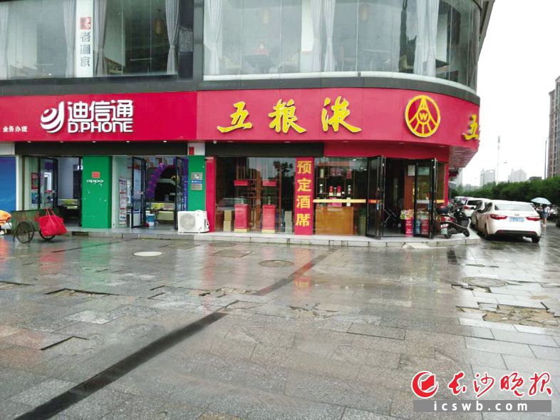 　　东六路人行道地板砖破损严重，未及时修复。