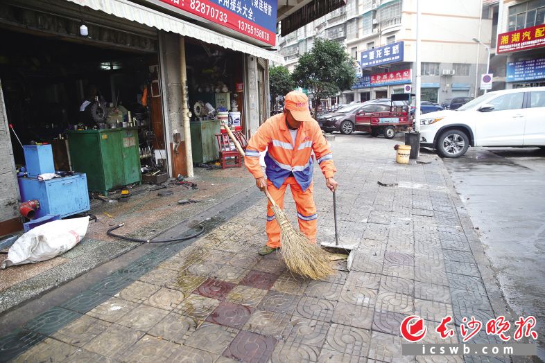 　　大塘安置区2栋一油管加工店店外作业导致油污满地。