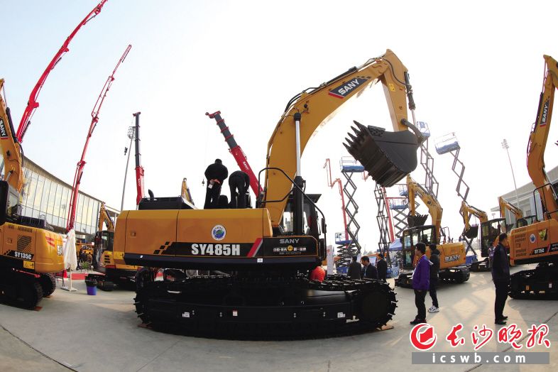 　　12月4日，中国（长沙）国际工程机械配套件博览会上，三一重工、中联重科、山河智能、铁建重工等园区工程机械企业集体亮相。　　蒋炼 摄