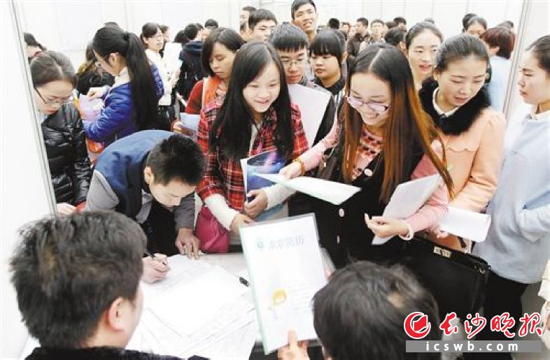 　　今年以来，长沙经开区“成就梦想”校园招聘会的脚步踏入了中南大学、湖南大学、湘潭大学等全省8个地市州的33所院校。 资料图片