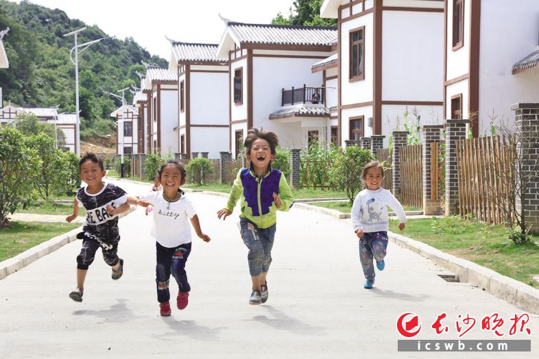 　　在恒大集团的倾力帮扶下，贵州省毕节市大方县超1.4万贫困人口，拎包住进一个个配套齐全、环境舒适的新农村安置点——“恒大幸福村”。村里有配套产业，贫困户能在家门口就业。