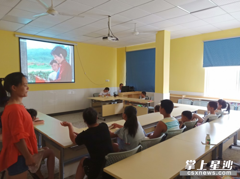 金井镇金龙村儿童幸福家园开展童心向党迎"七一"暨关爱留守儿童朗诵会