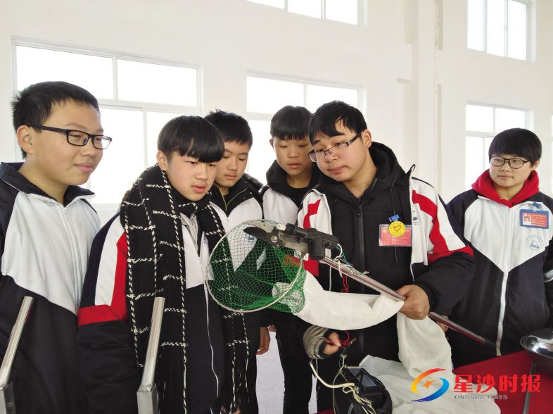 　　长沙县职业中专学生正在演示自动采果器。潘东晓  摄