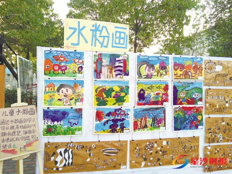 “小画笔,大世界”幼儿原创美术暨六艺天骄星城园第一届师幼作品展,展出了幼儿和幼师作品千余幅。图为部分画展作品。 潘东晓 摄