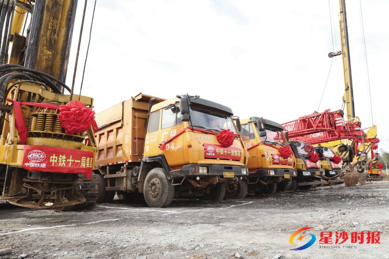 　　近日，中国铁建新型轨道交通装备产业园在长沙经开区开工建设，一排排施工设备等待着进场施工。为保证该项目顺利开建，黄兴片区指挥部将该项目的征拆工作作为重中之重。2018年以来，围绕铁建重工项目的调度会议达到7次。　　蒋炼 摄