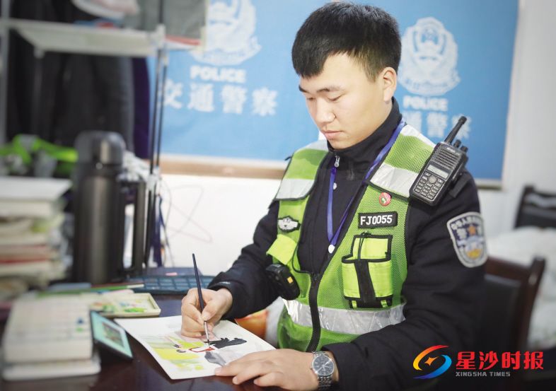 　　长沙县交警大队星沙中队辅警邓想财下班后最大的业余爱好就是在宿舍画画。图为邓想财正在进行绘画创作。