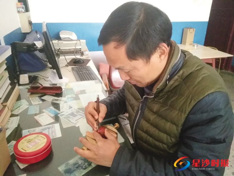 　　一枚红色的章坯，几把雕刻刀，坐在桌前，一坐就是半天，这是生活在长沙县黄花镇的胡树辉重复了十几年的内容。　　陈妙琼 摄