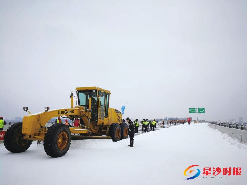 　　自25日以来，长沙县干群同心，齐心协力，积极应对低温雨雪冰冻天气。图为1月28日，黄花镇党员干部正在机场联络线清扫道路积雪。 黄花镇供图