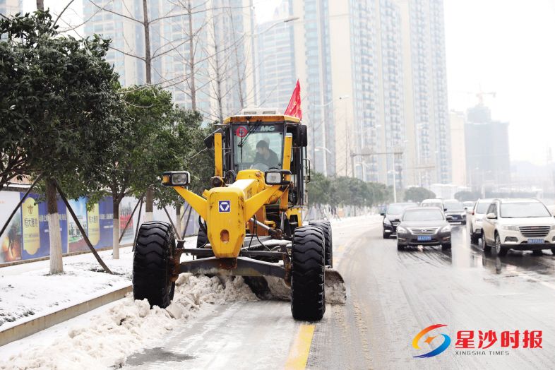 　　长沙县城管局调用大型除雪设备平地机来除雪破冰。 章帝 摄