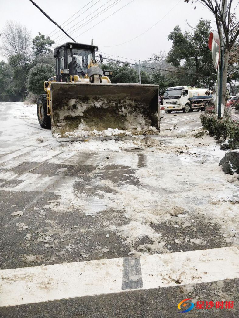 　　长沙县果园镇杨泗庙社区工程老板谭检松自发调动自家铲车，加入到铲雪队伍中来。果园镇供图