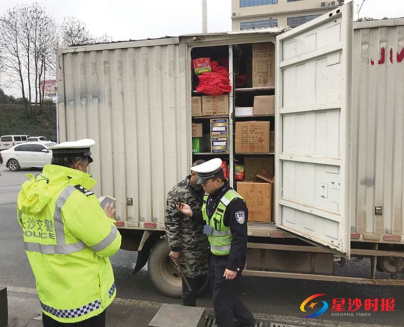 近日,长沙县警方在京港澳高速杨梓冲收费站查获一台非法运输烟花爆竹的轻型厢式货车。 长沙县公安局供图