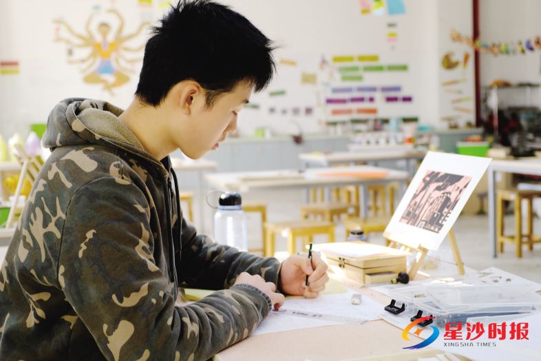 12年级的李恺明从小热爱绘画,最近参加A-level 考试获得不俗成绩,他希望申请荷兰海牙皇家艺术学院。 郑骏 摄
