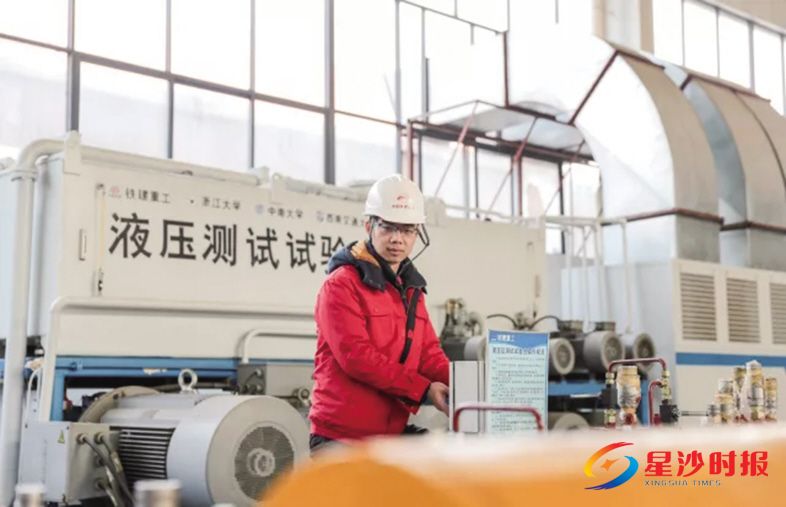 铁建重工技术人员在试验台前,以事实测试数据为依据,减小误差。企业供图