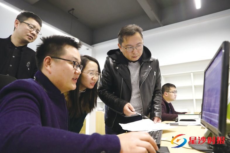 　　昨日，在子宏生态公司，刘远宏（左四）在检查企业项目进度。蒋炼 摄