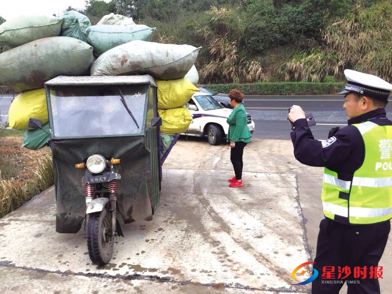 　　在S103线与S207线交叉路口，长沙县交警查处违法三轮摩托车。 交警供图