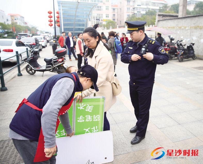 　　今年校外培训热有所降温。图为盼盼小学附近，零星出现的培训机构被执法队员劝离。　　盛磊 摄