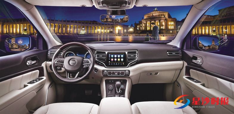 　　Jeep新车型大指挥官内饰采用黑米双色搭配，配备了支持互联的中控液晶屏以及三幅式多功能方向盘。 企业供图