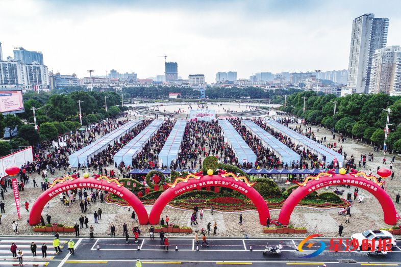 　　2月28日，“春风送岗 智汇星沙”2018年大型招聘会在星沙文化广场隆重举行。　　郑骏 摄