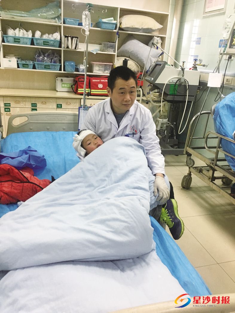 长沙市中医医院(长沙市第八医院)急诊外科副主任医师范志英当起了“临时老爸”,细心照顾着小雅。 梁丹丹 摄