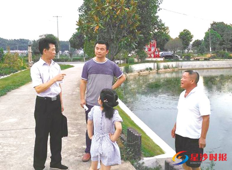 　　在长沙县高桥镇锦绣社区，廖术武（左）为前后两任社区书记和小朋友讲解如何做好乡村振兴。宋彬彬 摄