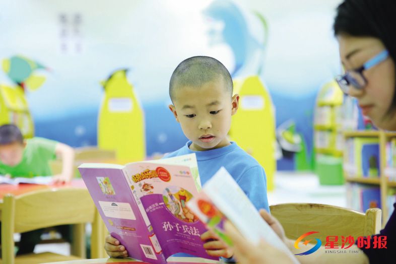 　　长沙县图书馆青少年借阅室、儿童借阅室延长开放时间。图为小朋友在阅览室阅读。 　　曾诗怡 摄
