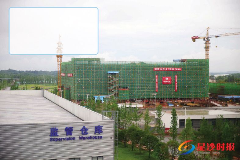 　　年年有鱼专属冷链仓库　　使用面积约1.3万平方米，目前已经封顶,预计今年底投入使用　　采用全球最先进的海鲜暂养模式,设置制冷、海水循环、加工设备　　长沙黄花综合保税区内新建专属冷链仓库已封顶，目前正在加紧施工建设。 　　盛磊 摄