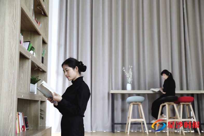 　　闲暇时，可以在大厅内看看书籍，放松一下。