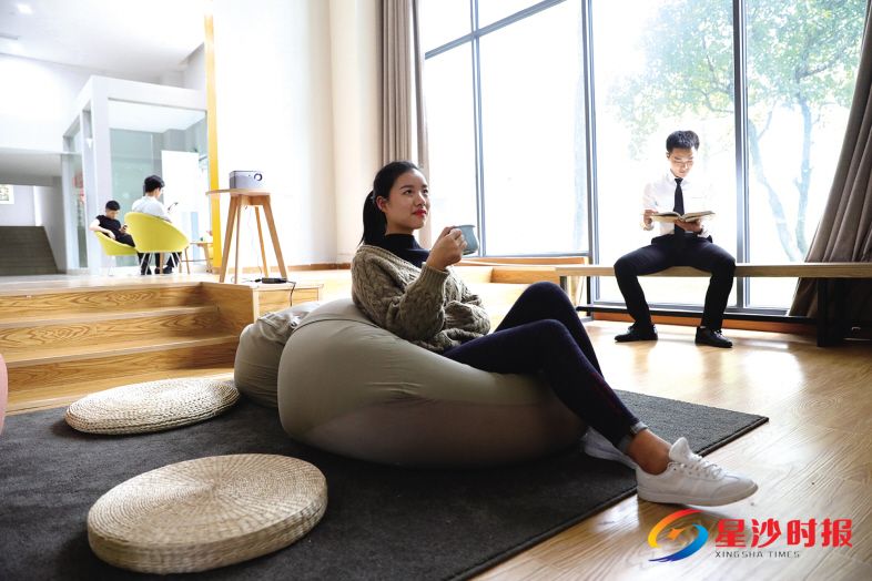 　　一楼大厅有专门供入住员工看电影、电视的休息场所。