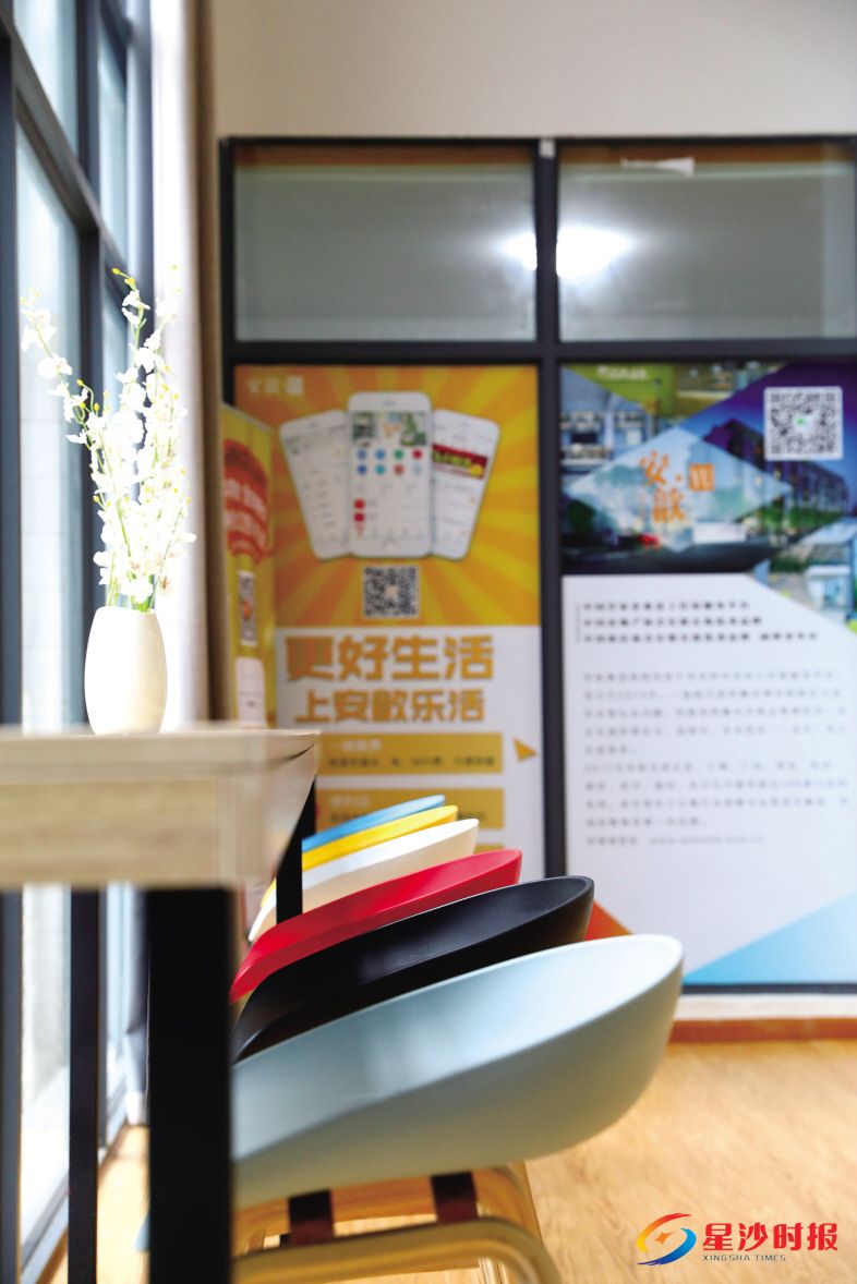 　　大厅内摆放着一排排极具现代感的桌椅。