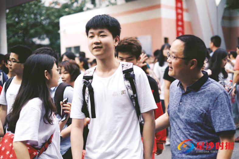 7日上午,语文科目考试结束后,一名考生满脸自信地走出星沙中学考点。章帝 摄
