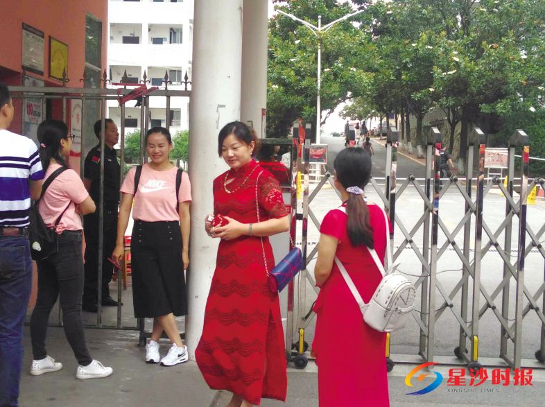 家长穿上旗袍来到考点,预祝考生“旗开得胜”。潘东晓 摄