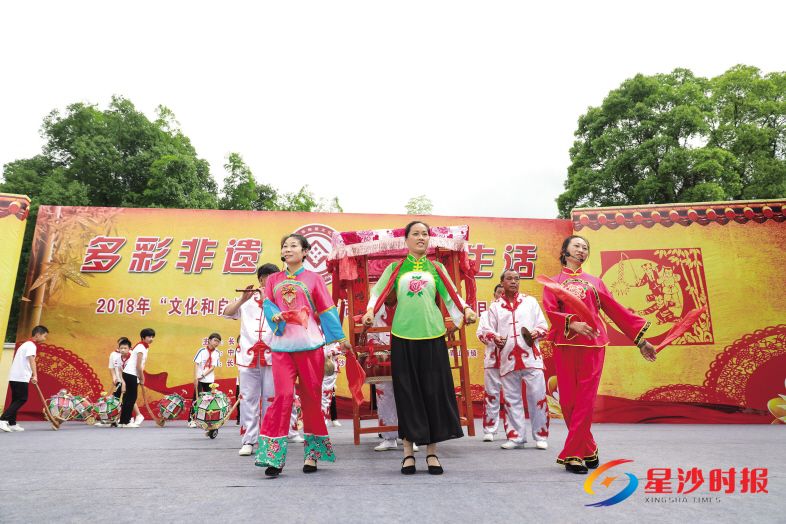 　　6月8日，村民正在表演长沙县市级非遗项目——滚灯车、锣鼓亭子。 章帝 摄