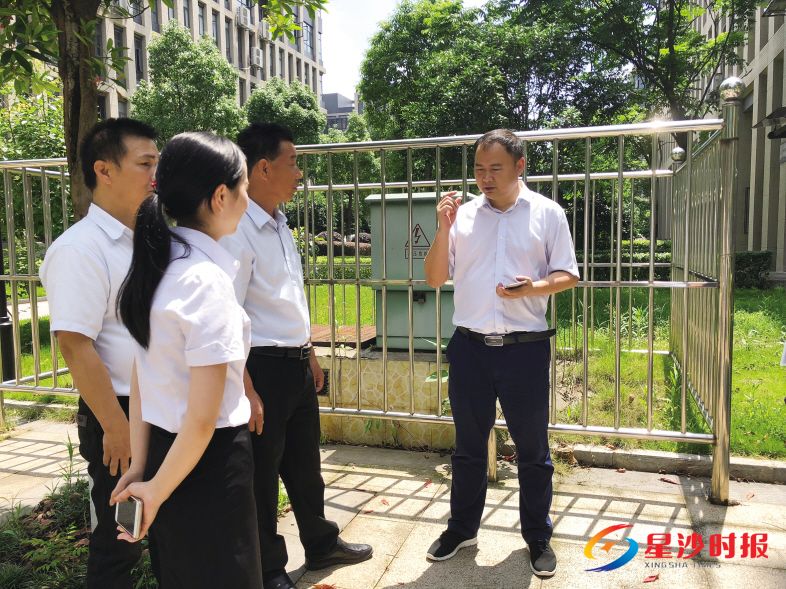 　　杨辉军（右一）经过走访调研提出将商品住宅小区供电专改公列入民生实事工程的建议。　　张兴莎 摄