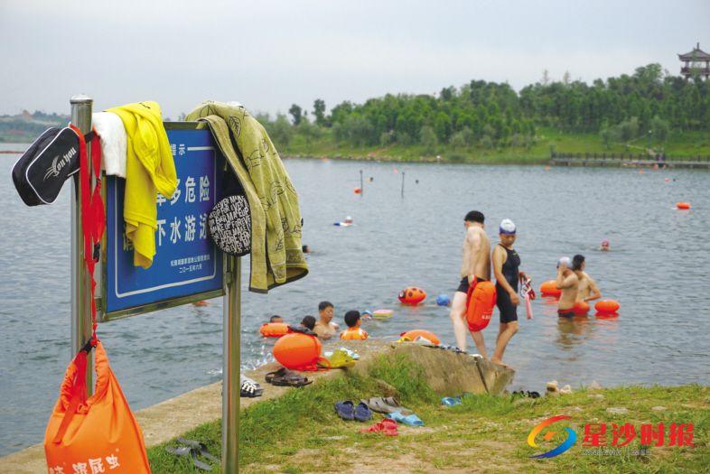 　　松雅湖国家湿地公园国际友谊林北部码头，上百名游泳者对岸边设立的警示牌熟视无睹。　　李文婧 摄