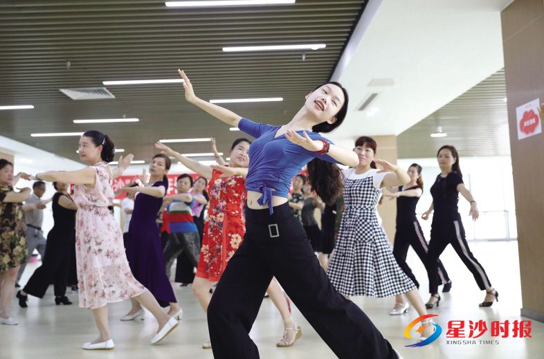 　　6月11日，“悦动星沙”2018年长沙县体育舞蹈、交谊舞第二期免费培训班，在长沙县文体中心正式开课。 章帝 摄