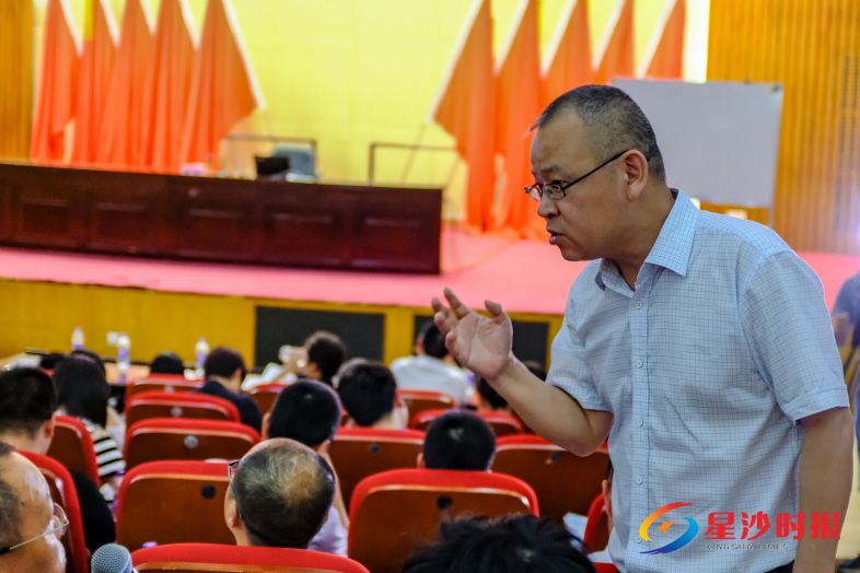 　　上课时，张庆老师会走下讲台与学员互动，其丰富的理论知识讲解和幽默的授课方式，让学员深刻了解到了人资管理的重要性。 郑骏 摄