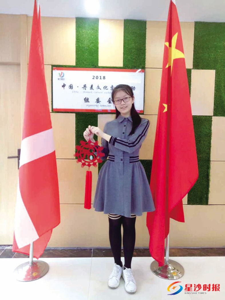 　　→图为2018中国·丹麦文化交流大使选拔活动的参选选手胡廿懿展示送给丹麦王储的生日礼物—中国结。 郑骏 摄