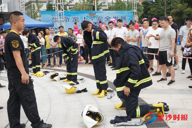 　　6月12日，长沙县“安全生产月”宣传咨询日活动启动仪式在星沙华润万象汇举行，现场开展了安全技能大比武，市民代表正在进行原地着装比拼。 　　李文婧 摄