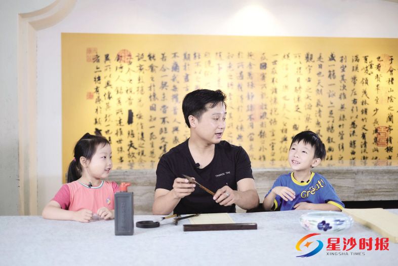 　　“相濡以墨”网络微课由全国青年岗位能手、中国书法家协会会员詹习成等名师任教。图为詹习成在录制现场讲解毛笔用法。　　章帝 摄