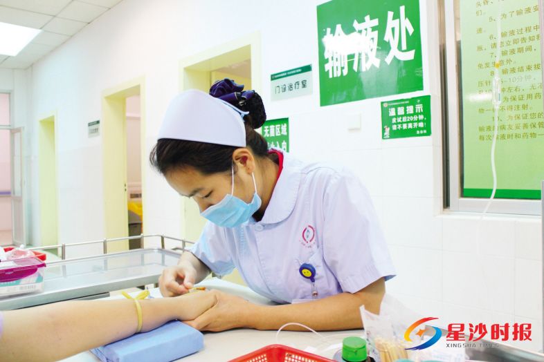 　　连日来，长沙市中医医院（长沙市第八医院）急诊科接诊的泌尿系结石、胃肠炎、感冒发烧患者较多。6月12日当天，8个小时内，有11人因泌尿系结石看急诊入院输液。 林畅 摄
