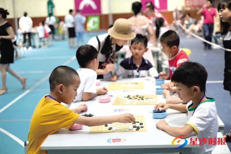 　　昨日，长沙县少年儿童围棋文化节暨幼儿围棋赛在长沙师范学院举行，图为小棋手们正在紧张对弈。　　章帝 摄
