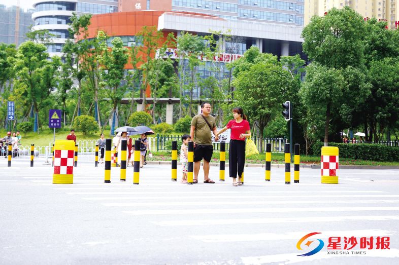 　　长沙县交警大队听取县政协委员孟湘的微建议，采取优化信号灯配时、增设行人二次过街安全岛、设置待驶区等优化措施，有效解决了县妇幼保健院前的交通安全隐患。曾诗怡 摄