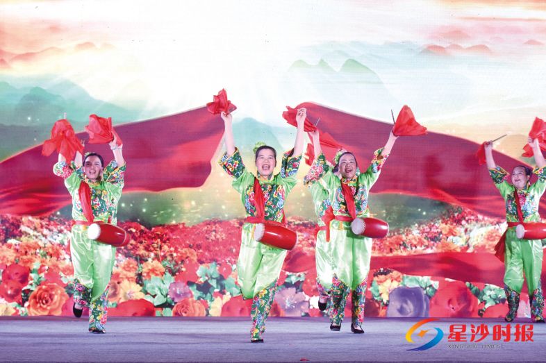 　　6月26日，群众文化艺术节上，长沙县果园镇花果村村委带来了精彩的腰鼓舞节目《吉祥腰鼓》。彭帅 摄
