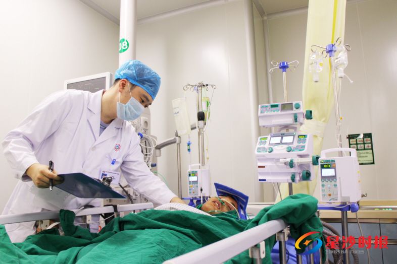 　　在长沙市第八医院，连日来3人因中暑进抢救室，目前仍有1人在急诊ICU(重症监护病房)抢救。 林畅 摄