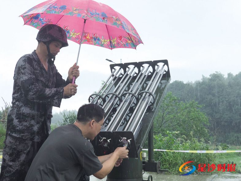 　　7月1日，在长沙县人工增雨作业点福临炮点，炮兵正在检查炮架的紧固部位，严格程序装弹。　　杨婧璜 摄
