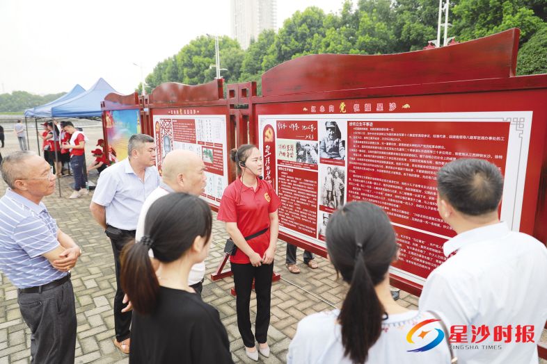 　　昨日，在长沙县星沙文化广场上，宣讲员正在讲述革命先辈的故事，市民们听得津津有味。 章帝 摄
