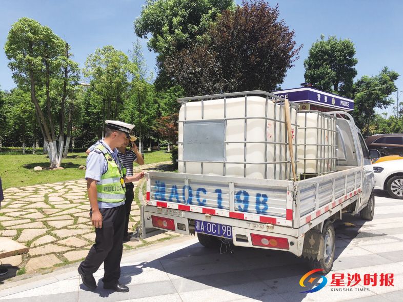 　　在滨湖路旁，星沙中队交警正在对车辆及驾驶员进行检查。  张兴莎 摄